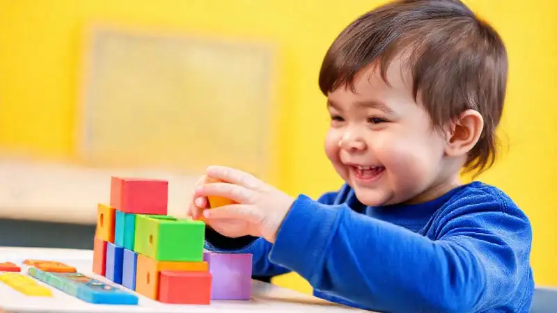 Niño usa bloques con accesibilidad alegre