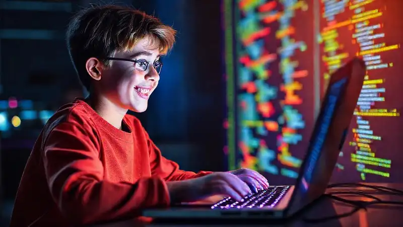 Un joven codifica en un mundo digital