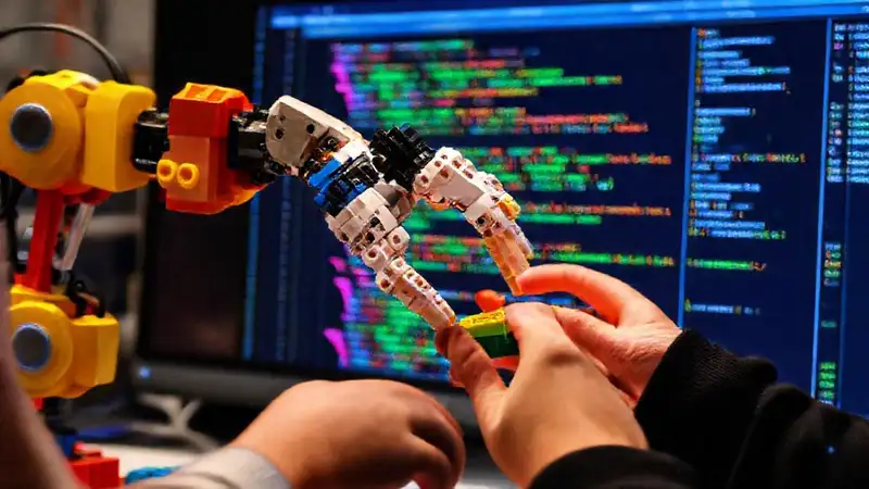 Robots LEGO enseñan programación dinámica y colorida