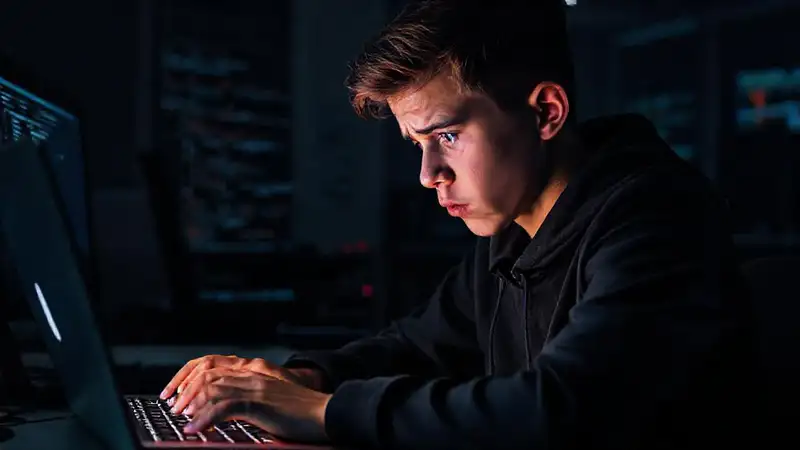 El programador joven lucha con el código