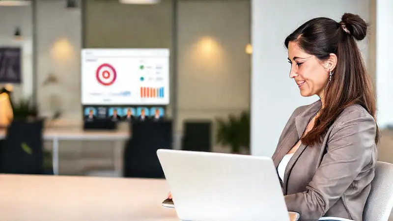 Una profesional aprende en línea virtualmente