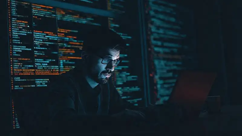 Programador frustrado frente a una simulación compleja
