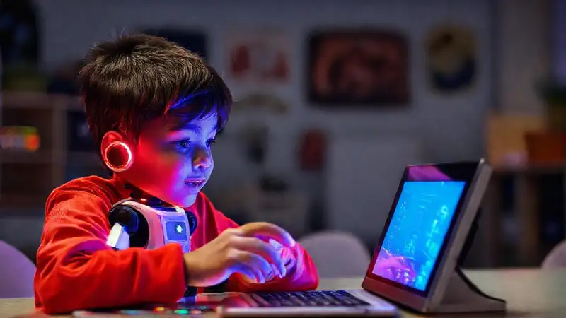 Adolescentes codifican un robot creativo