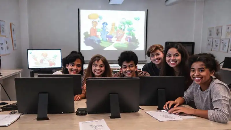 Estudiantes creativos reciben certificados en estudio